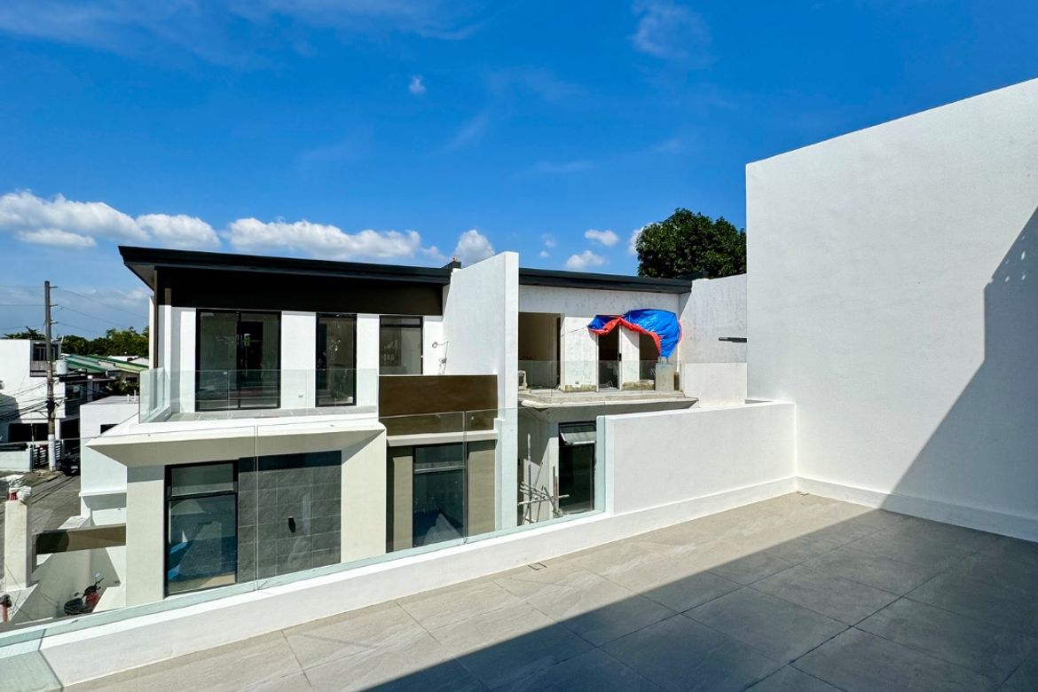 5 Bedroom House for Sale in Almanza Uno, Las Piñas, Metro Manila