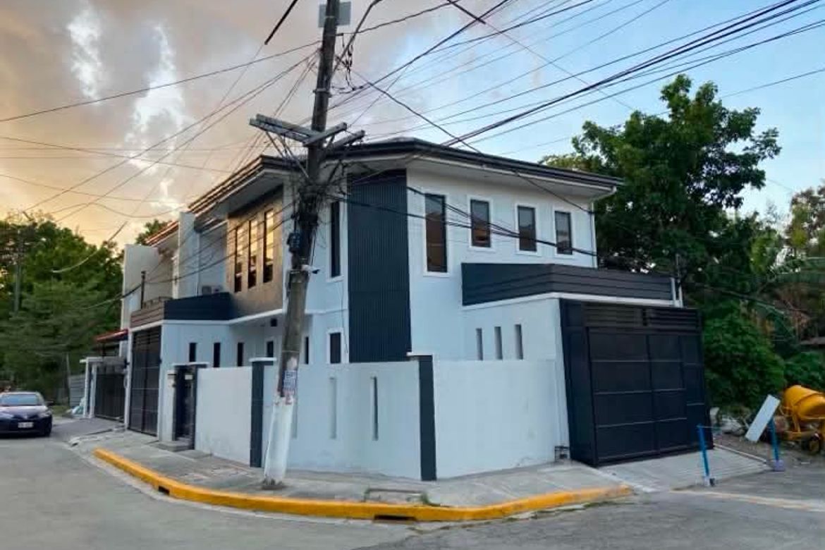 5 Bedroom House for Sale in Almanza Uno, Las Piñas, Metro Manila