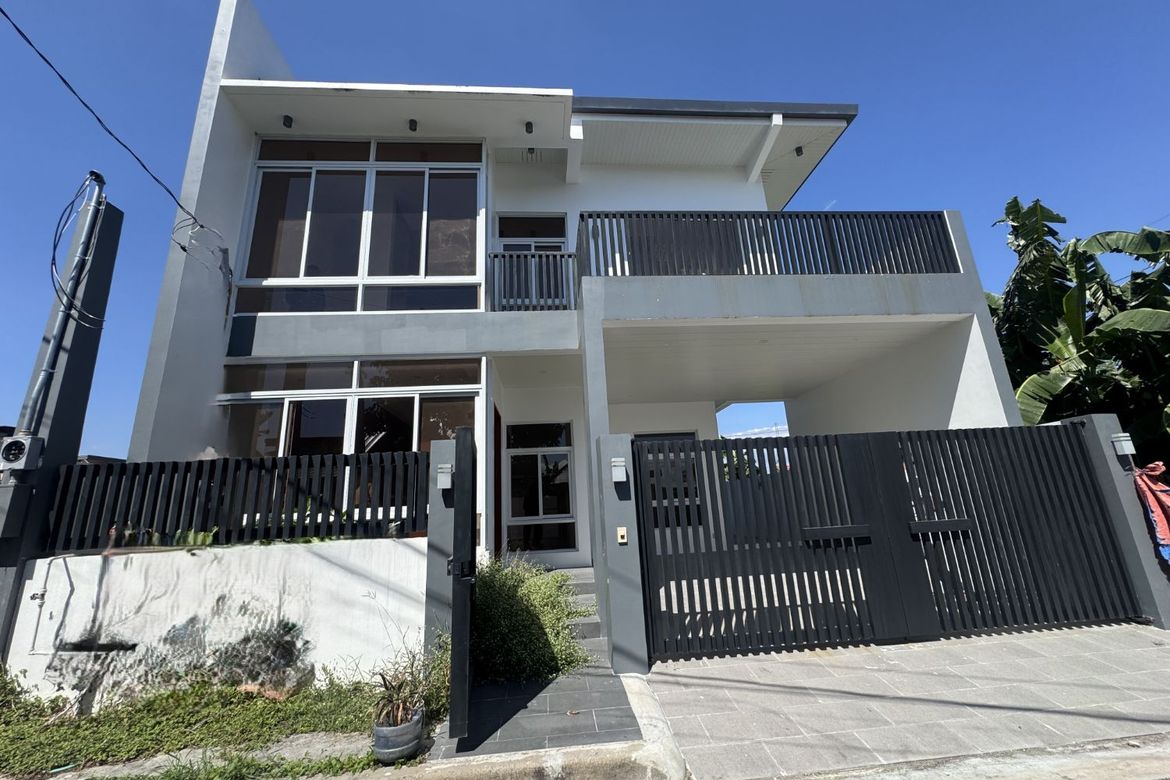 5 Bedroom House for Sale in Anabu II-B, Imus, Cavite