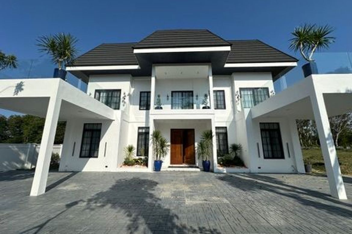 5 Bedroom House for Sale in Barangay 4, Carmona, Cavite