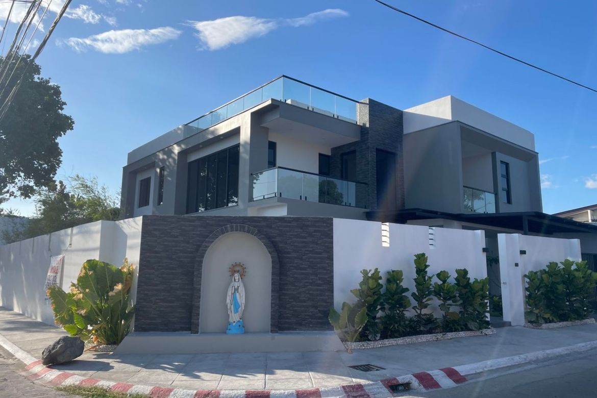 5 Bedroom House for Sale in BF Homes, Parañaque, Metro Manila