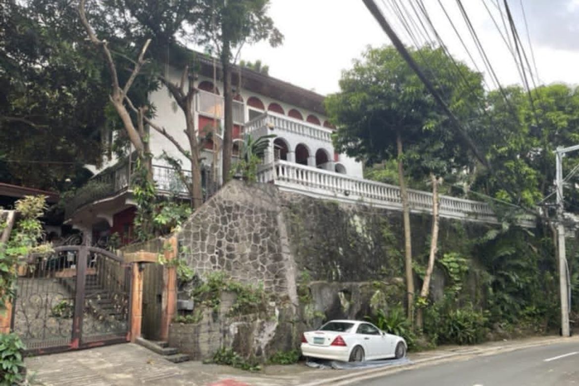 5 Bedroom House for Sale in Blue Ridge A, Quezon City, Metro Manila
