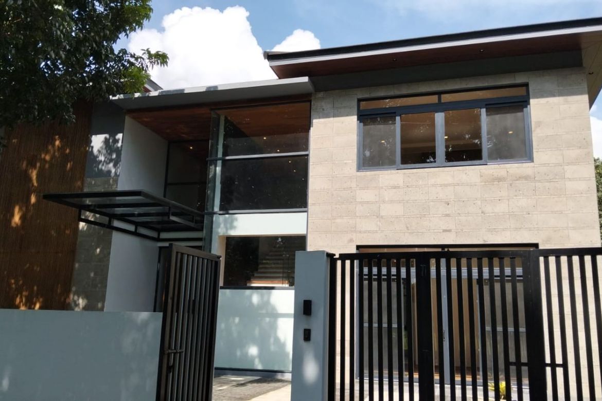 5 Bedroom House for Sale in Cabilang Baybay, Carmona, Cavite