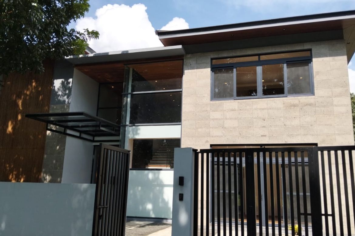 5 Bedroom House for Sale in Cabilang Baybay, Carmona, Cavite