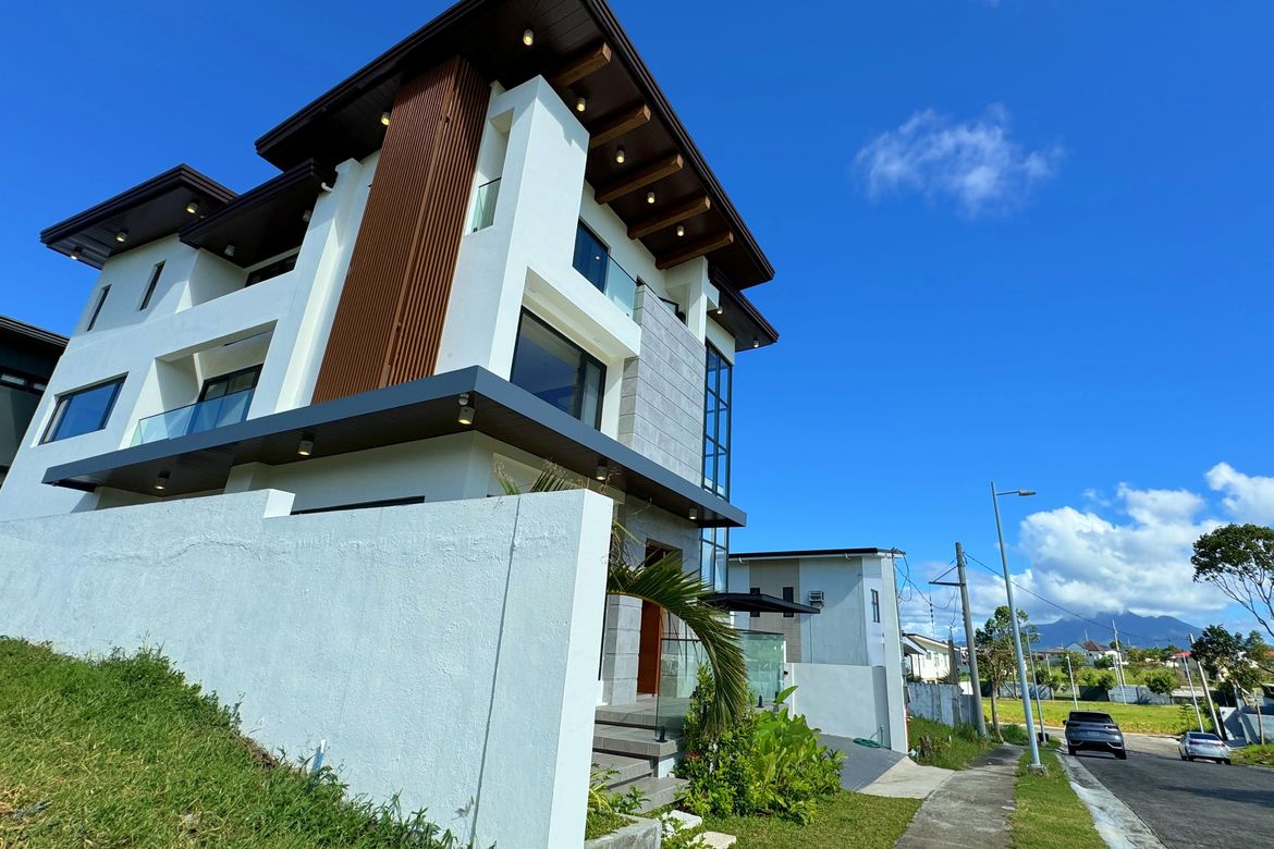 5 Bedroom House for Sale in Canlubang, Calamba, Laguna
