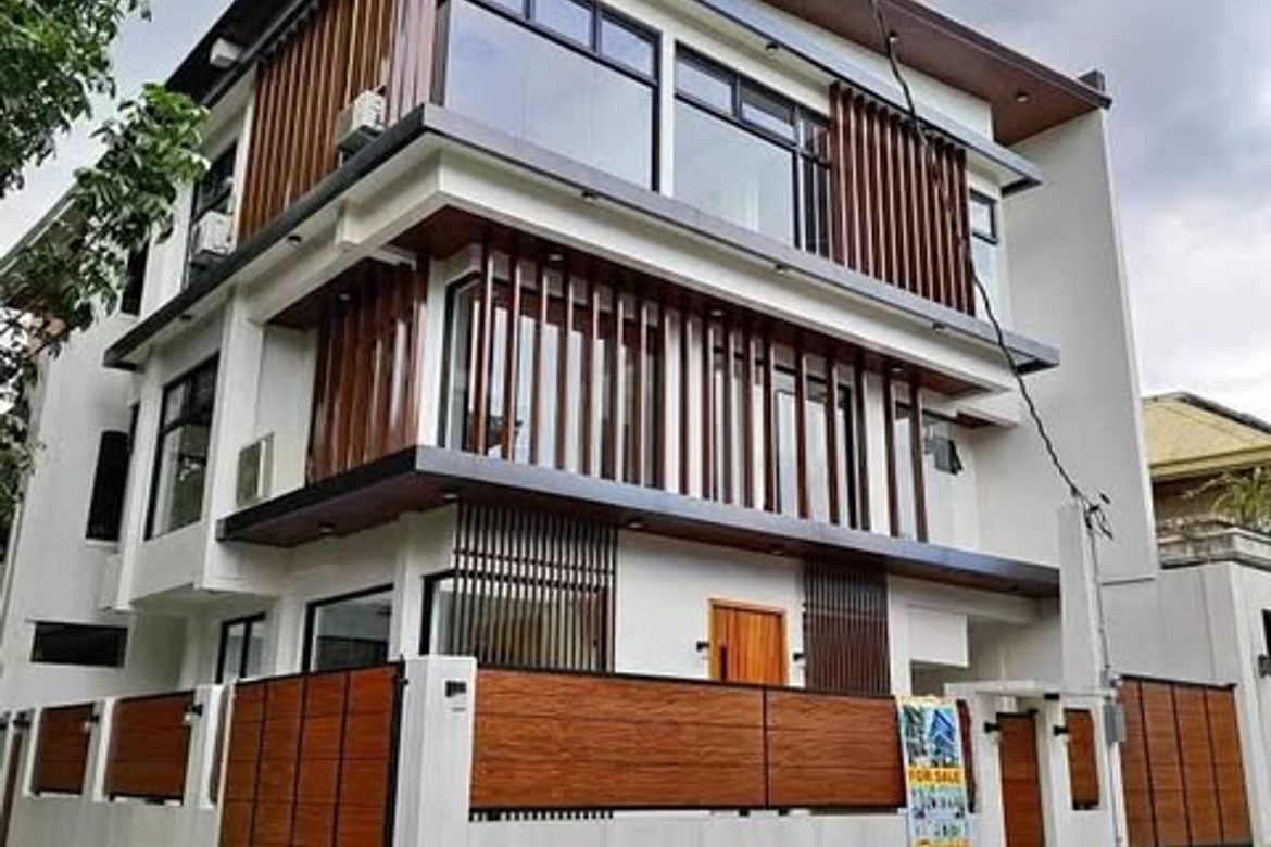 5 Bedroom House for Sale in Commonwealth, Quezon City, Metro Manila