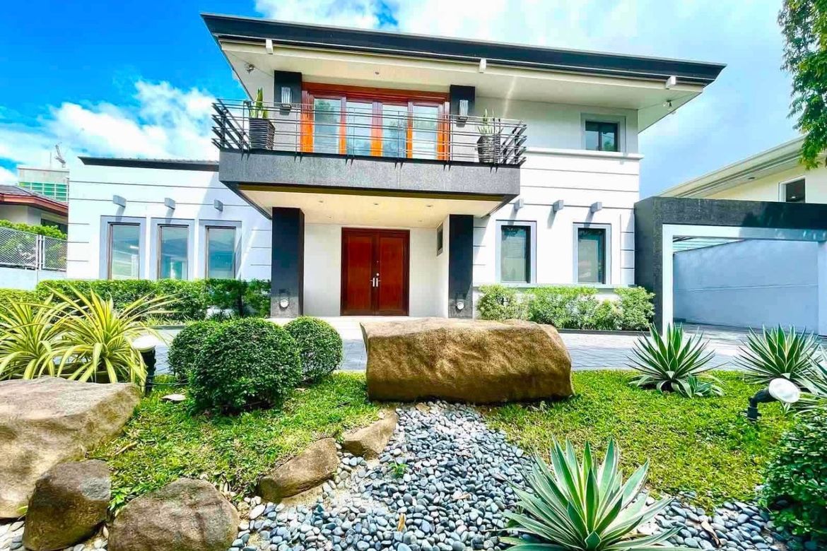 5 Bedroom House for Sale in Dasmariñas North, Makati City near MRT-3 Ayala
