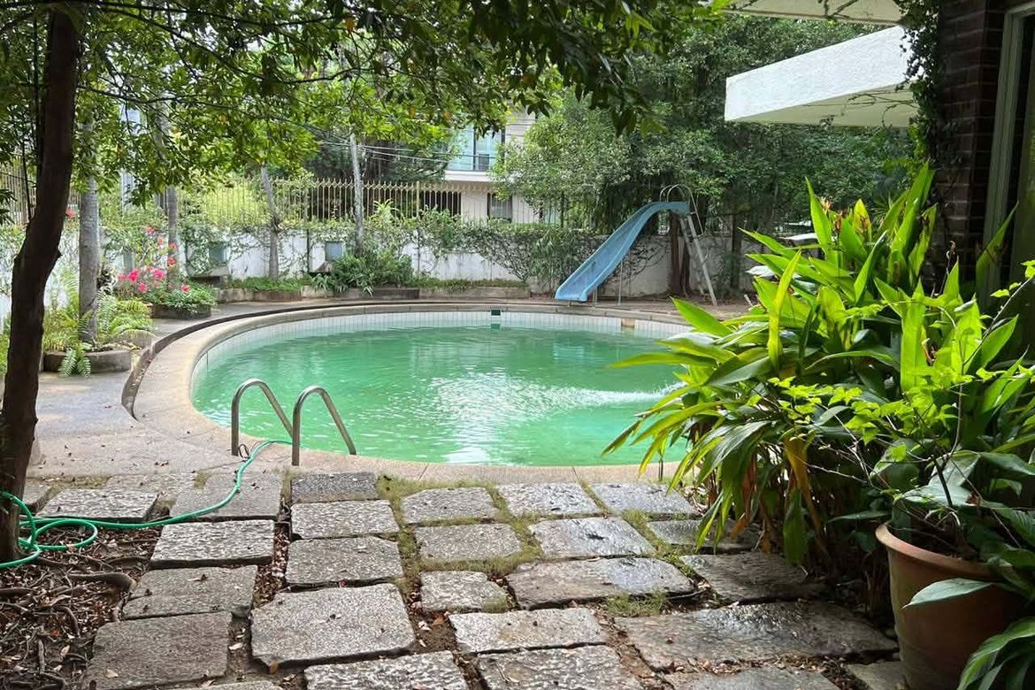 5 Bedroom House for Sale in Dasmariñas North, Makati, Metro Manila near MRT-3 Ayala