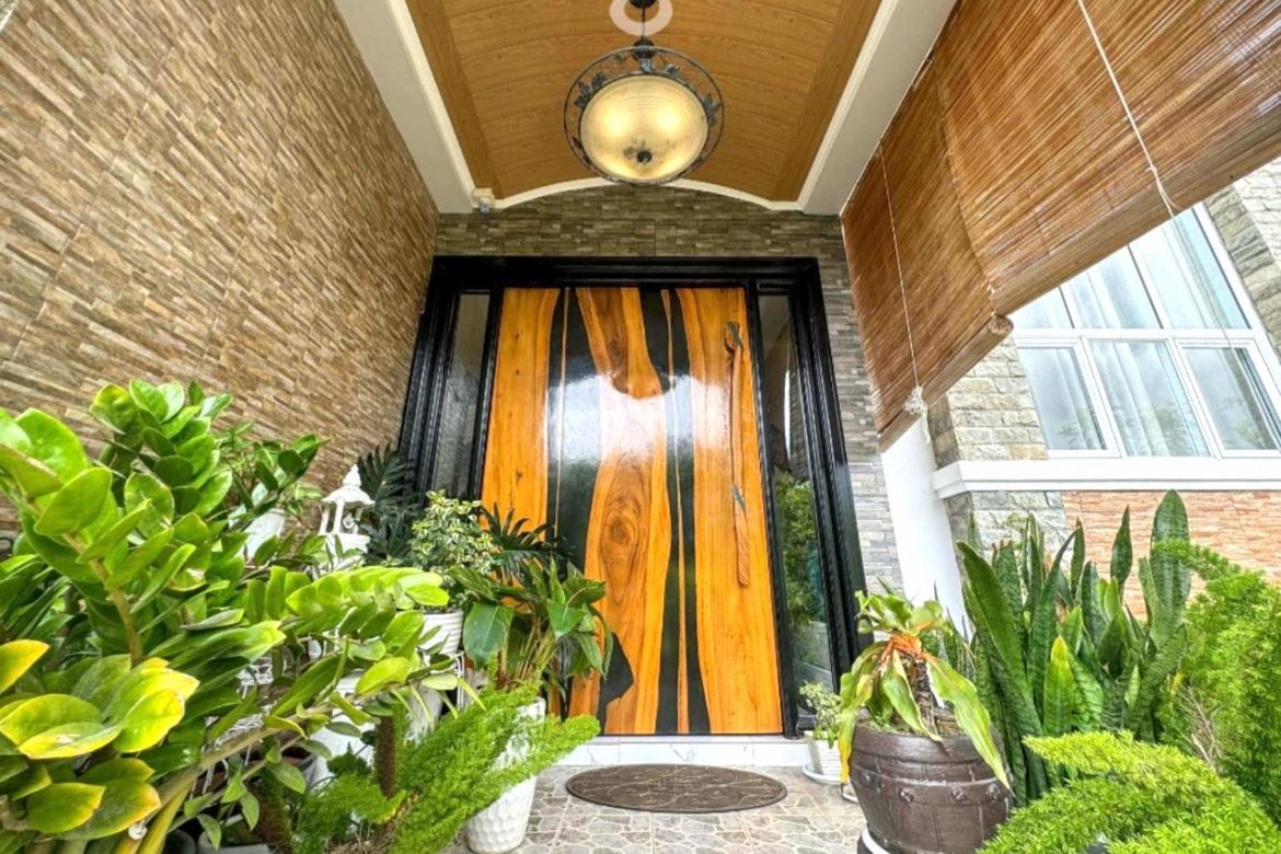 5 Bedroom House for Sale in Inchican, Silang, Cavite