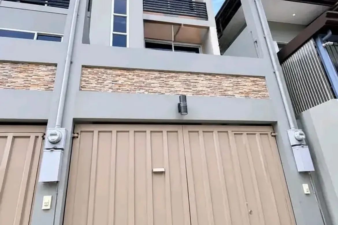 5 Bedroom House for Sale in Kamuning, Quezon City, Metro Manila near MRT-3 Kamuning