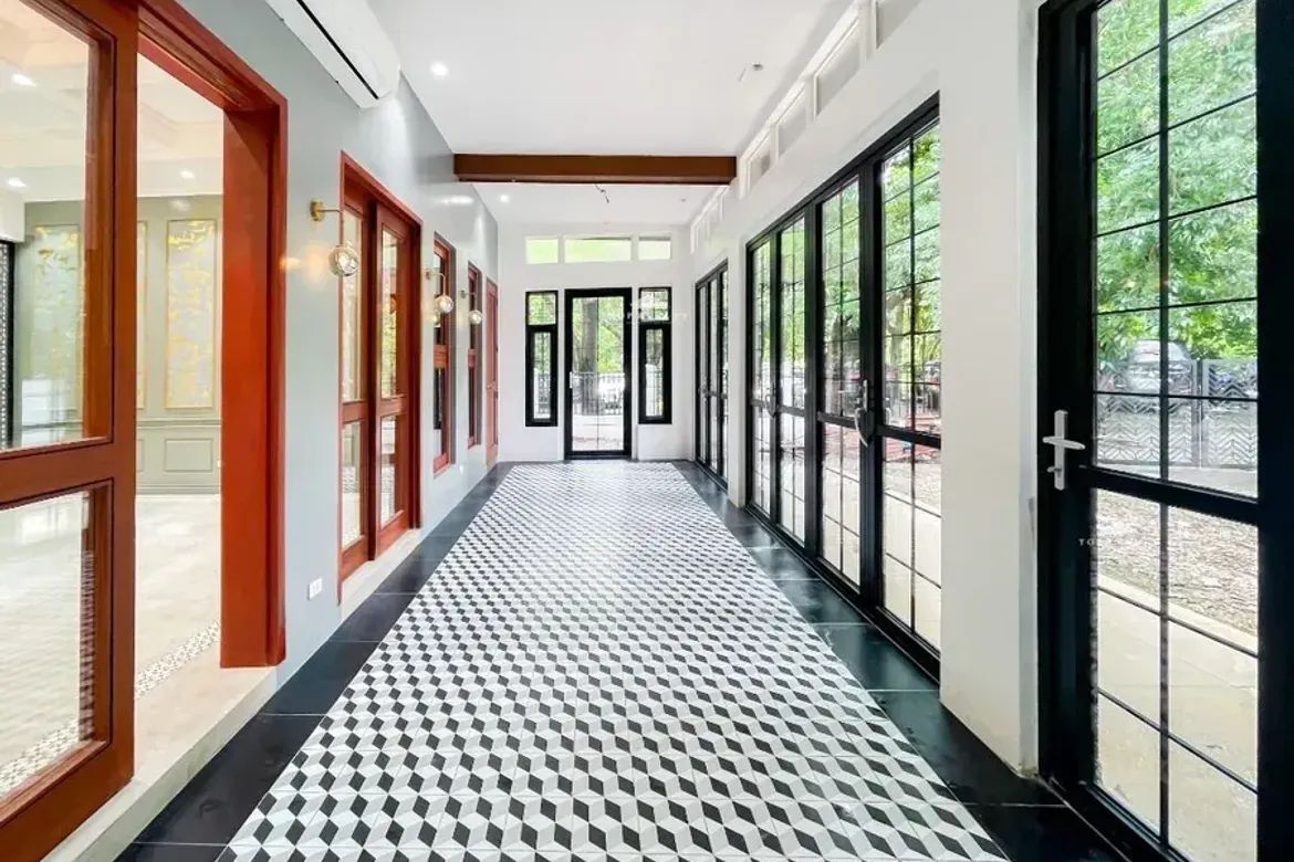5 Bedroom House for Sale in LOYOLA GRAND VILLAS, Ramon Magsaysay, Quezon City, Metro Manila near LRT-1 Roosevelt
