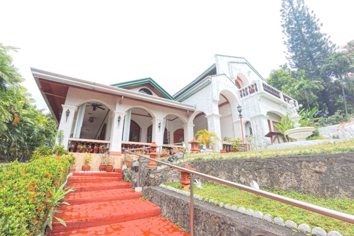 5 Bedroom House for Sale in LOYOLA GRAND VILLAS, Ramon Magsaysay, Quezon City, Metro Manila near LRT-1 Roosevelt