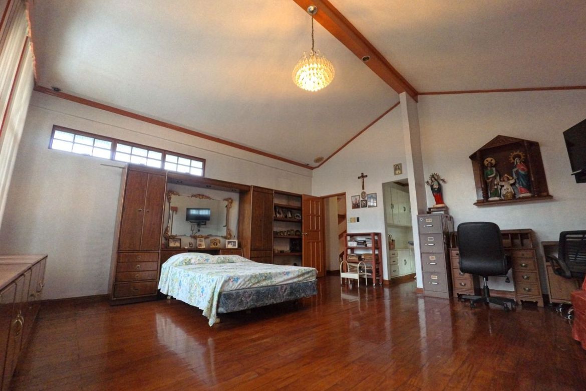 5 Bedroom House for Sale in LOYOLA GRAND VILLAS, Ramon Magsaysay, Quezon City, Metro Manila near LRT-1 Roosevelt – photo 6