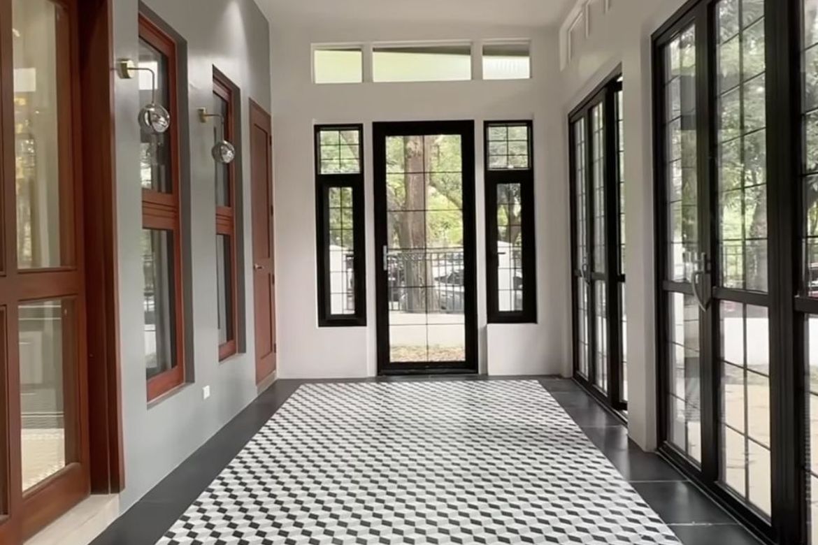 5 Bedroom House for Sale in LOYOLA GRAND VILLAS, Ramon Magsaysay, Quezon City, Metro Manila near LRT-1 Roosevelt