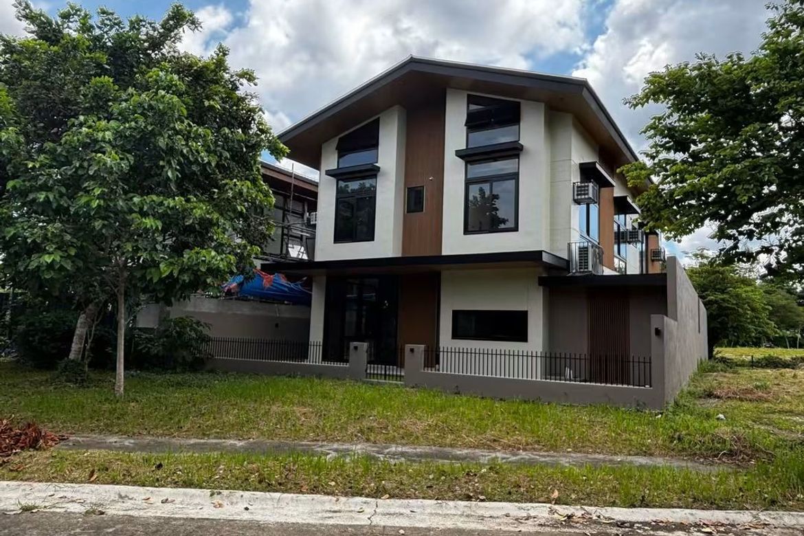 5 Bedroom House for Sale in Lumira Nuvali, Canlubang, Calamba, Laguna