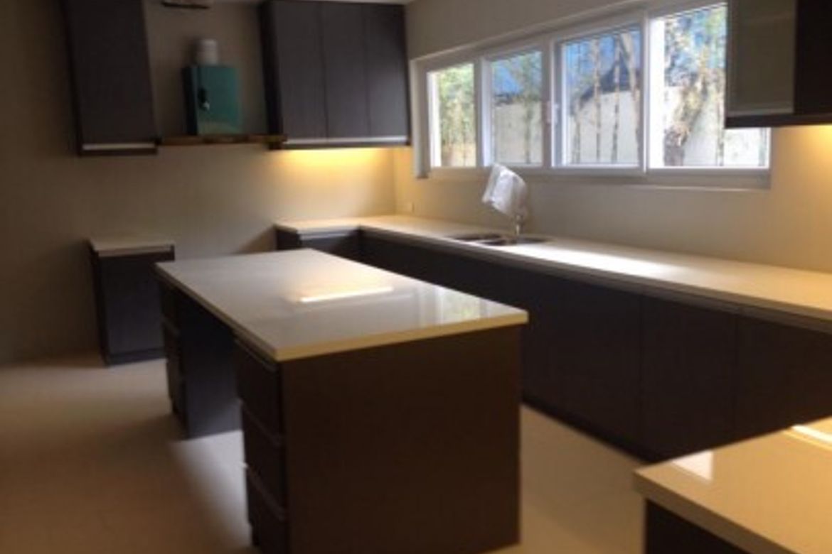 5 Bedroom House for Sale in Magallanes, Makati, Metro Manila near MRT-3 Magallanes