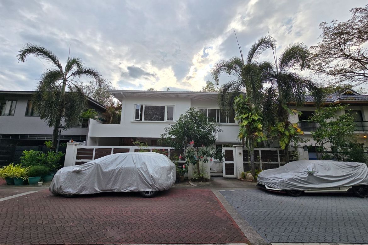 5 Bedroom House for Sale in Magallanes Village, Magallanes, Makati City near MRT-3 Magallanes