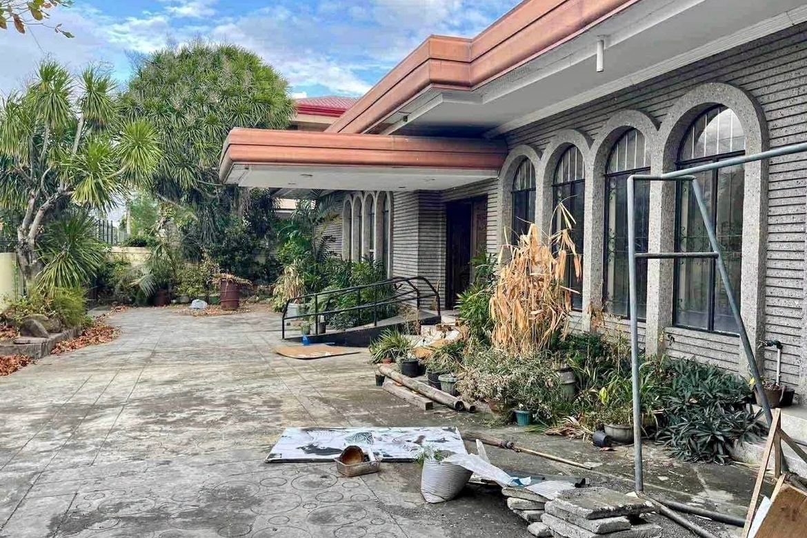 5 Bedroom House for Sale in Matina Crossing, Davao City, Davao del Sur
