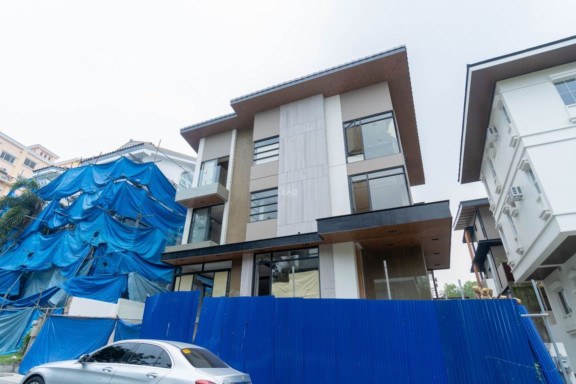 5 Bedroom House for Sale in McKinley Hill Village, McKinley Hill, Taguig, Metro Manila