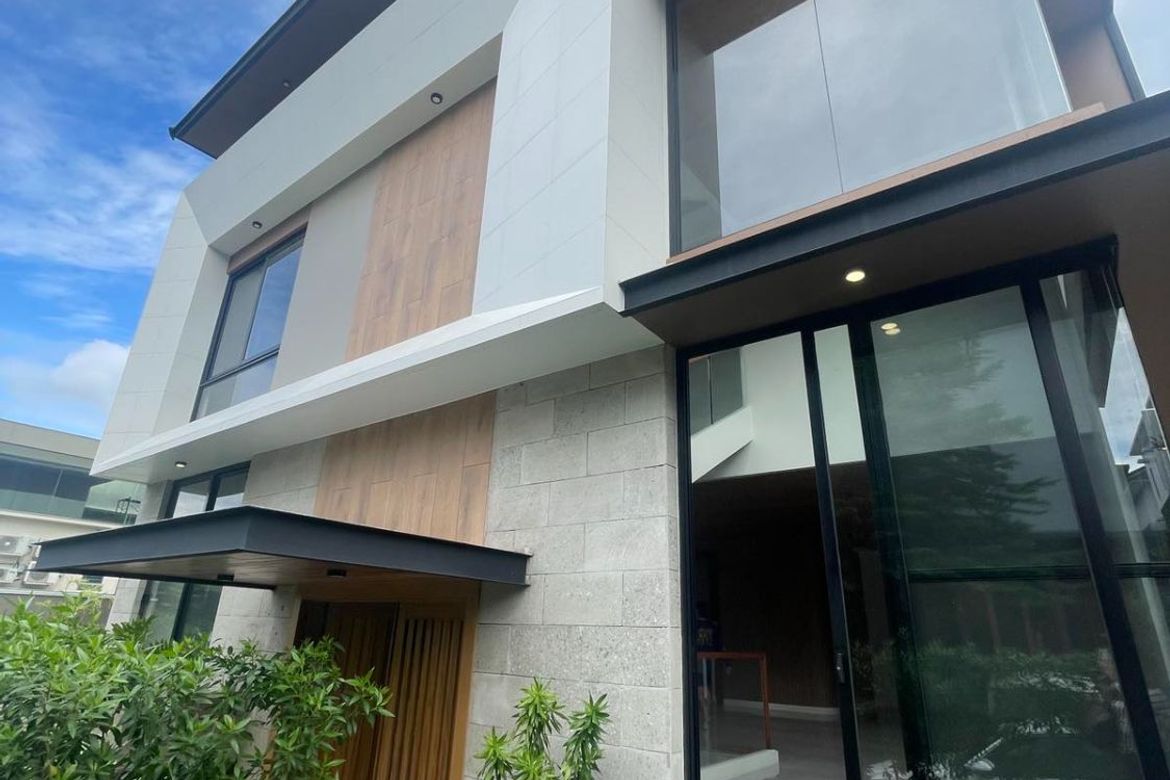 5 Bedroom House for Sale in McKinley Hill Village, McKinley Hill, Taguig, Metro Manila