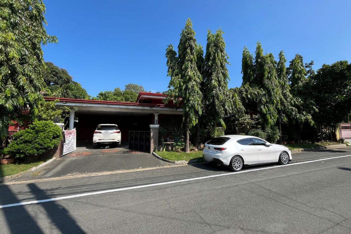5 Bedroom House for Sale in Merville, Parañaque, Metro Manila