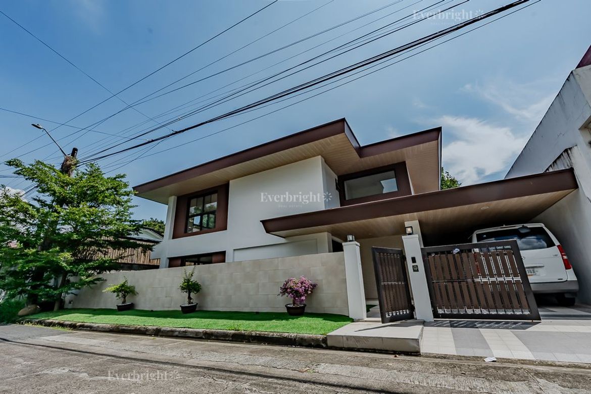 5 Bedroom House for Sale in Merville, Parañaque, Metro Manila