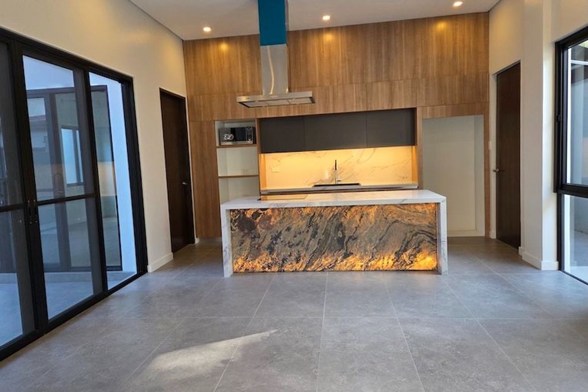 5 Bedroom House for Sale in New Alabang Village, Muntinlupa, Metro Manila – photo 2