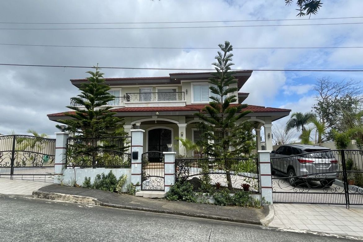 5 Bedroom House for Sale in Niyugan, Laurel, Batangas
