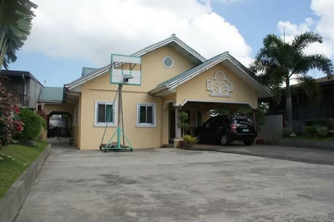 5 Bedroom House for Sale in Poblacion, San Isidro, Nueva Ecija