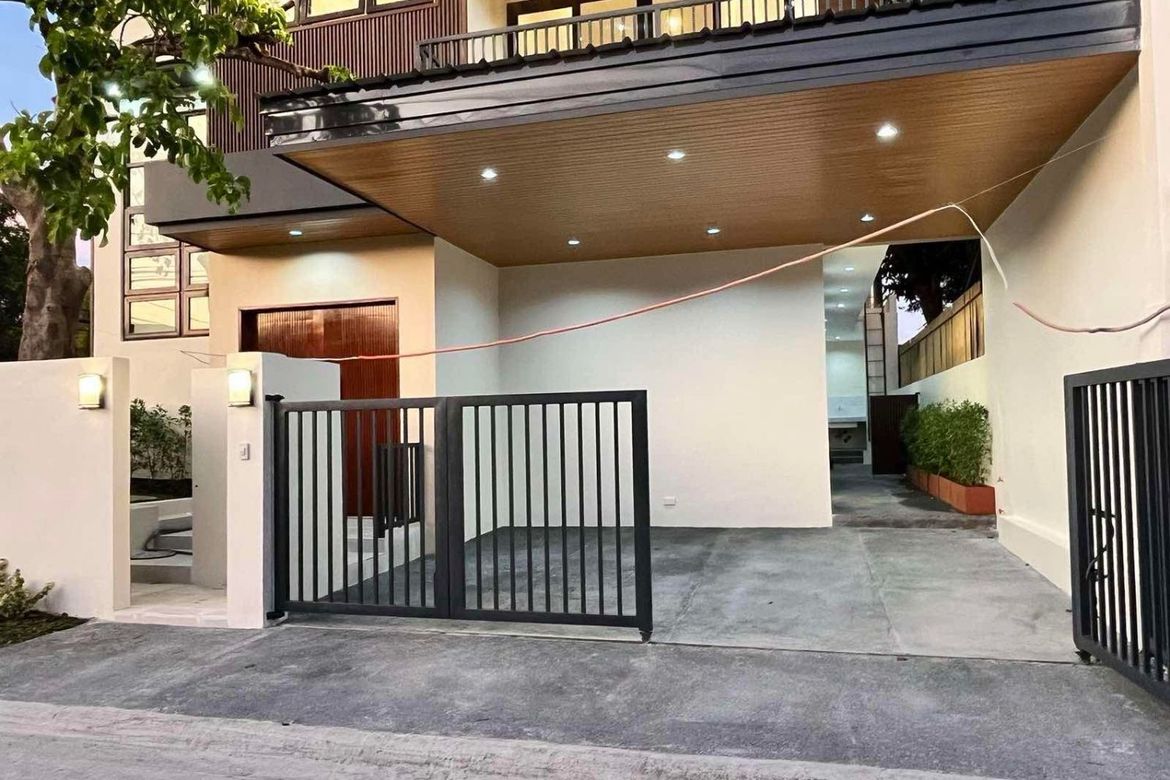 5 Bedroom House for Sale in Pulang Lupa Dos, Las Piñas, Metro Manila