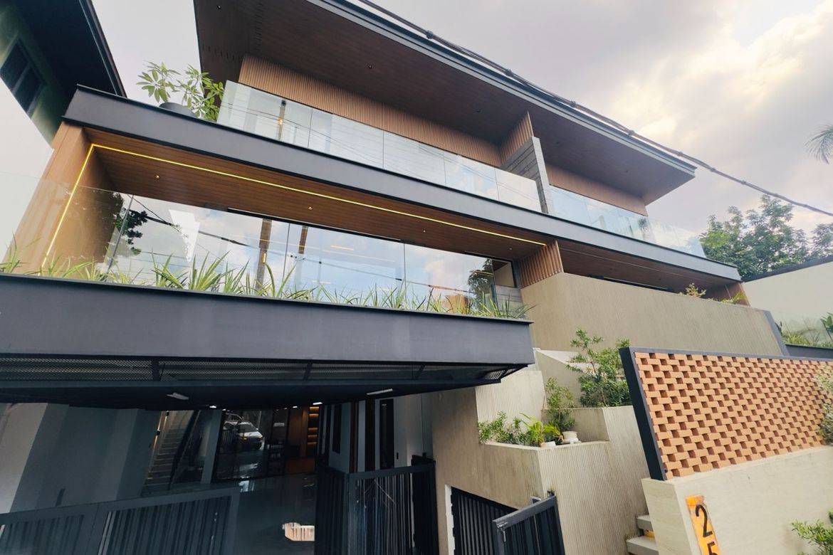5 Bedroom House for Sale in Saint Ignatius, Quezon City, Metro Manila