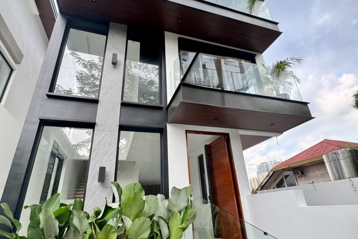 5 Bedroom House for Sale in Saint Ignatius, Quezon City, Metro Manila