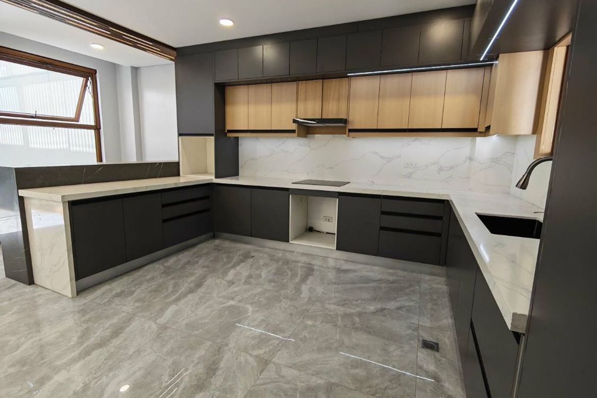 5 Bedroom House for Sale in San Juan Townhouse, Balong-Bato, San Juan, Metro Manila near LRT-2 J. Ruiz – photo 2