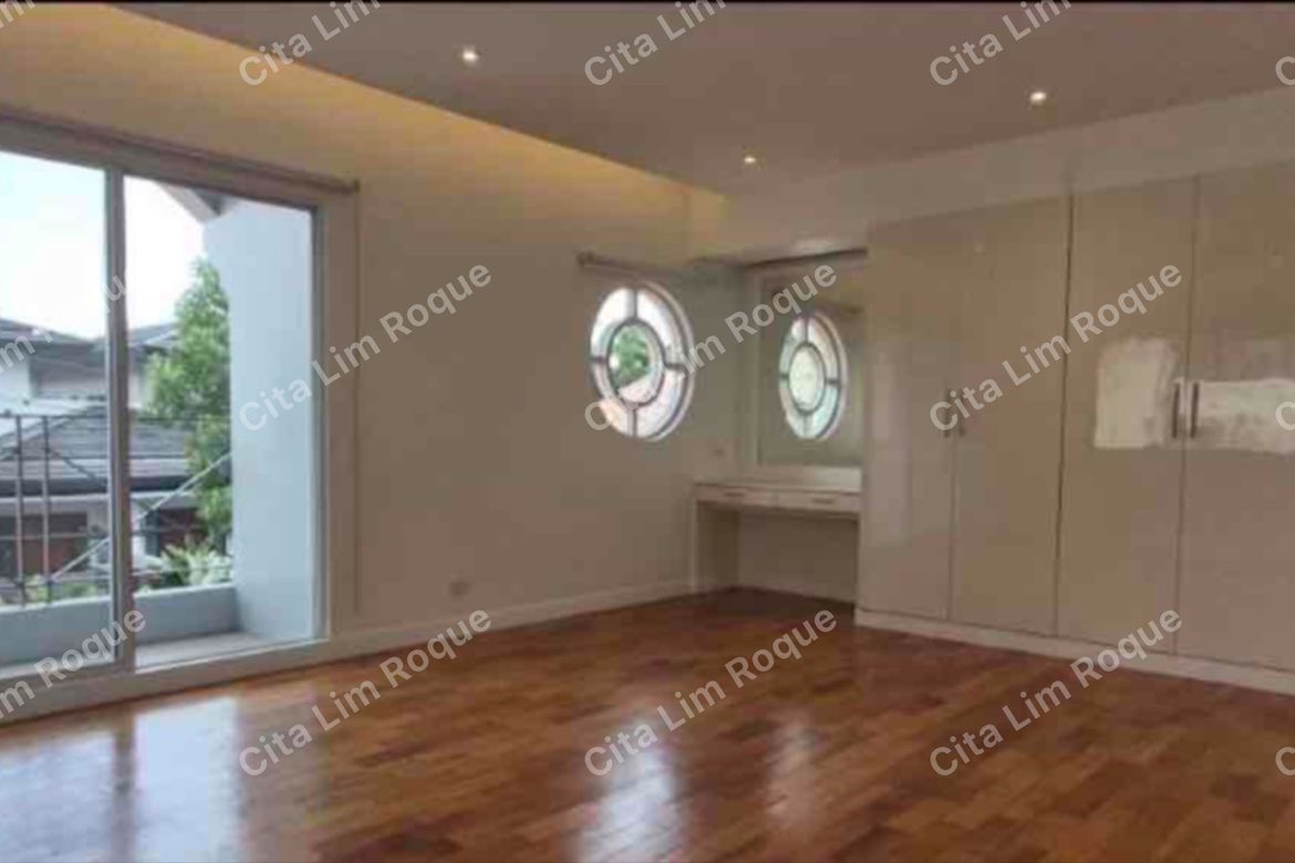 5 Bedroom House for Sale in San Lorenzo, Makati City near MRT-3 Magallanes