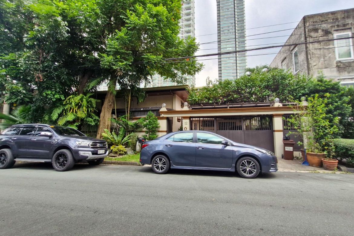 5 Bedroom House for Sale in San Lorenzo, Makati, Metro Manila near MRT-3 Ayala