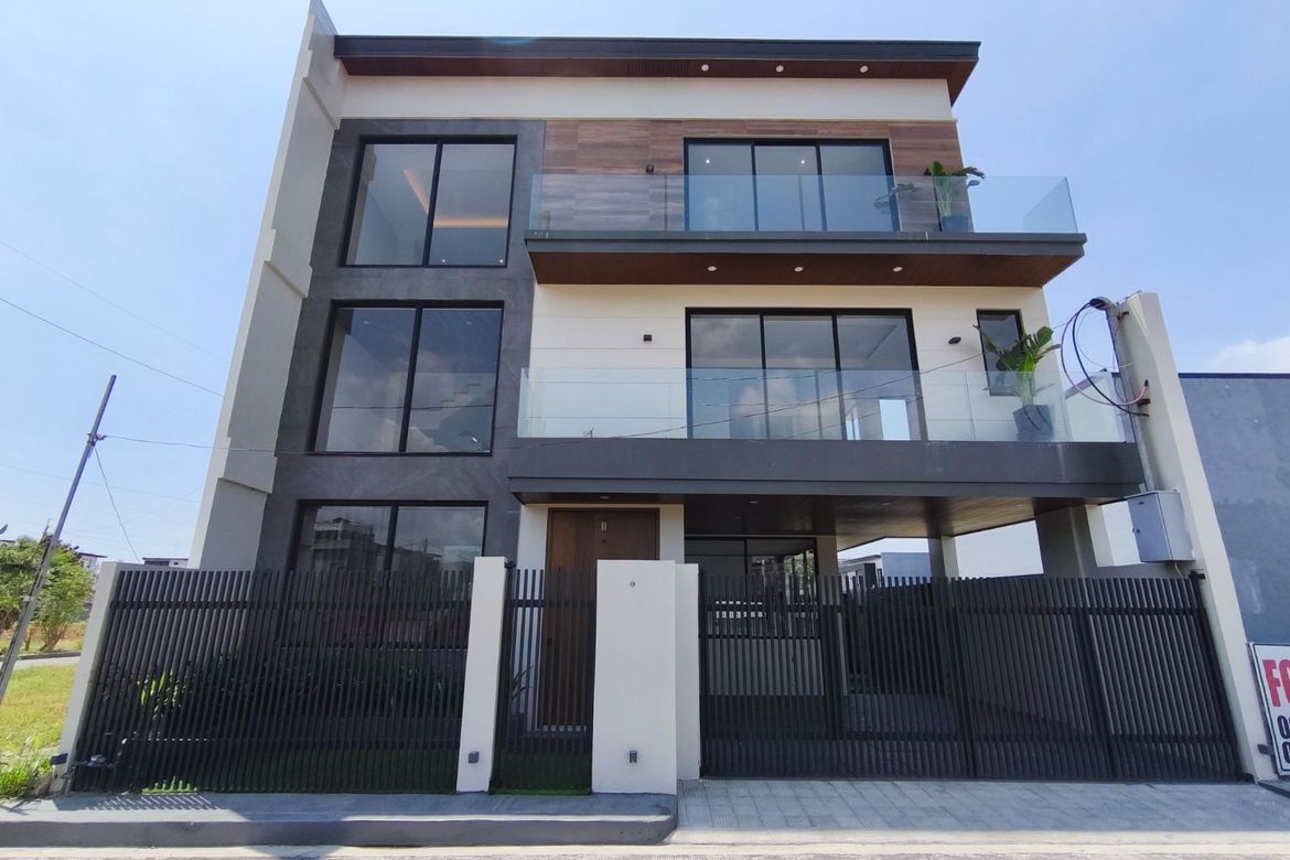 5 Bedroom House for Sale in San Miguel, Pasig, Metro Manila