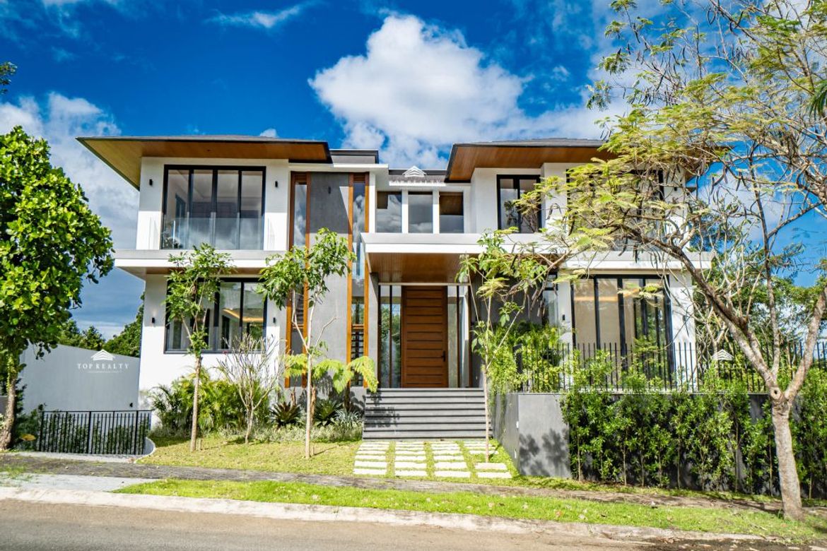 5 Bedroom House for Sale in Santo Domingo, Santa Rosa, Laguna
