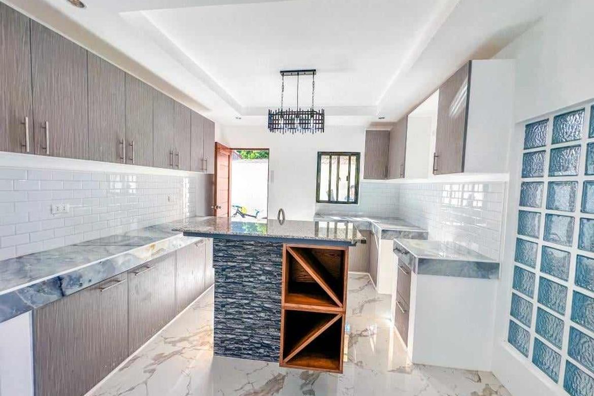 5 Bedroom House for Sale in Talon Dos, Las Piñas, Metro Manila – photo 2