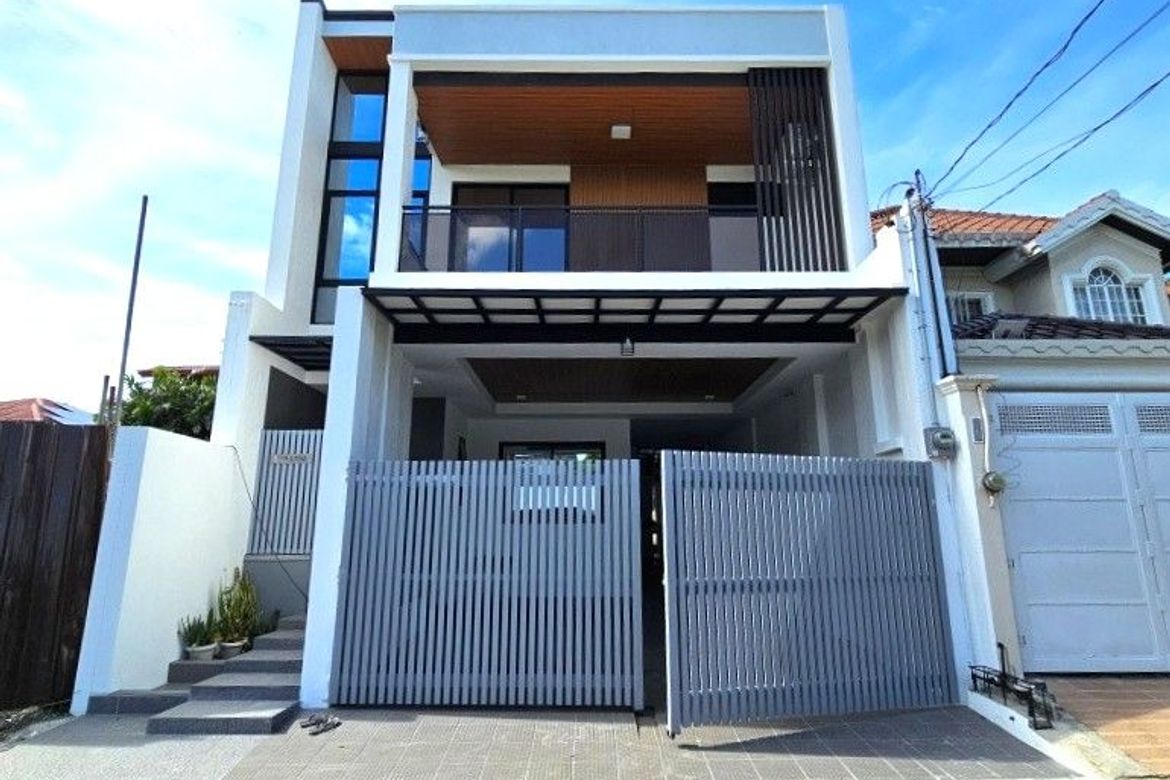 5 Bedroom House for Sale in Talon Dos, Las Piñas, Metro Manila