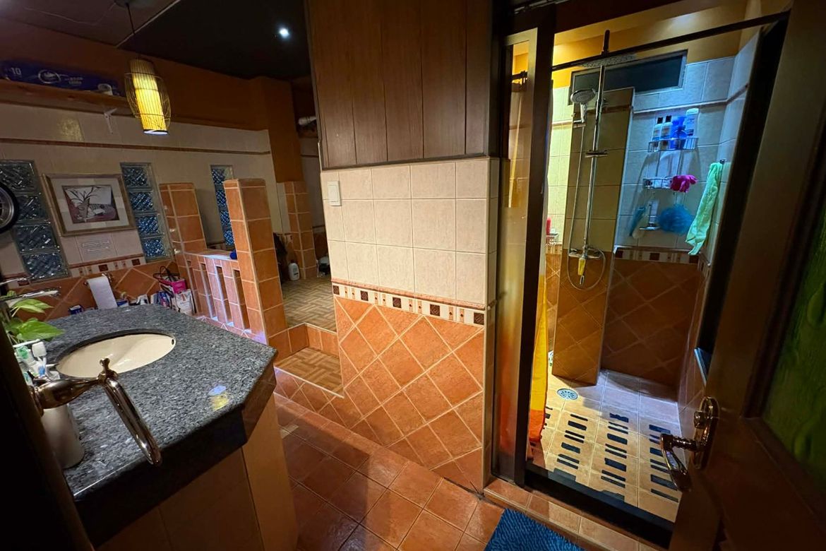 5 Bedroom House for Sale in Tañong, Marikina, Metro Manila near LRT-2 Santolan – photo 4