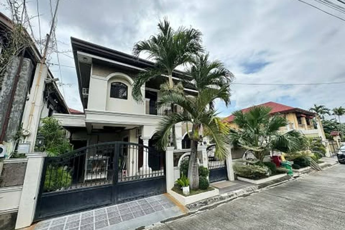 5 Bedroom House for Sale in The Grand Parkplace Village, Anabu I-B, Imus, Cavite