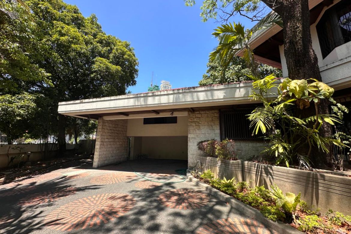 5 Bedroom House for Sale in Urdaneta, Makati, Metro Manila near MRT-3 Buendia