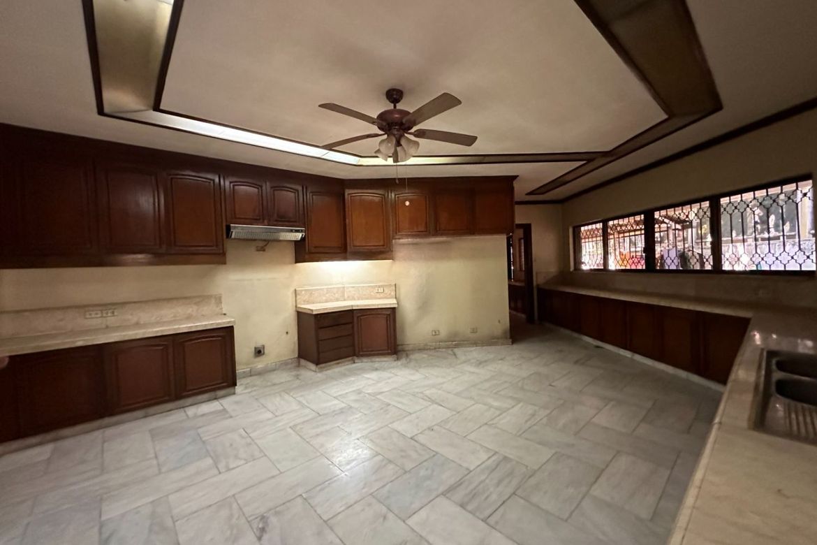 5 Bedroom House for Sale in Urdaneta, Makati, Metro Manila near MRT-3 Buendia – photo 3