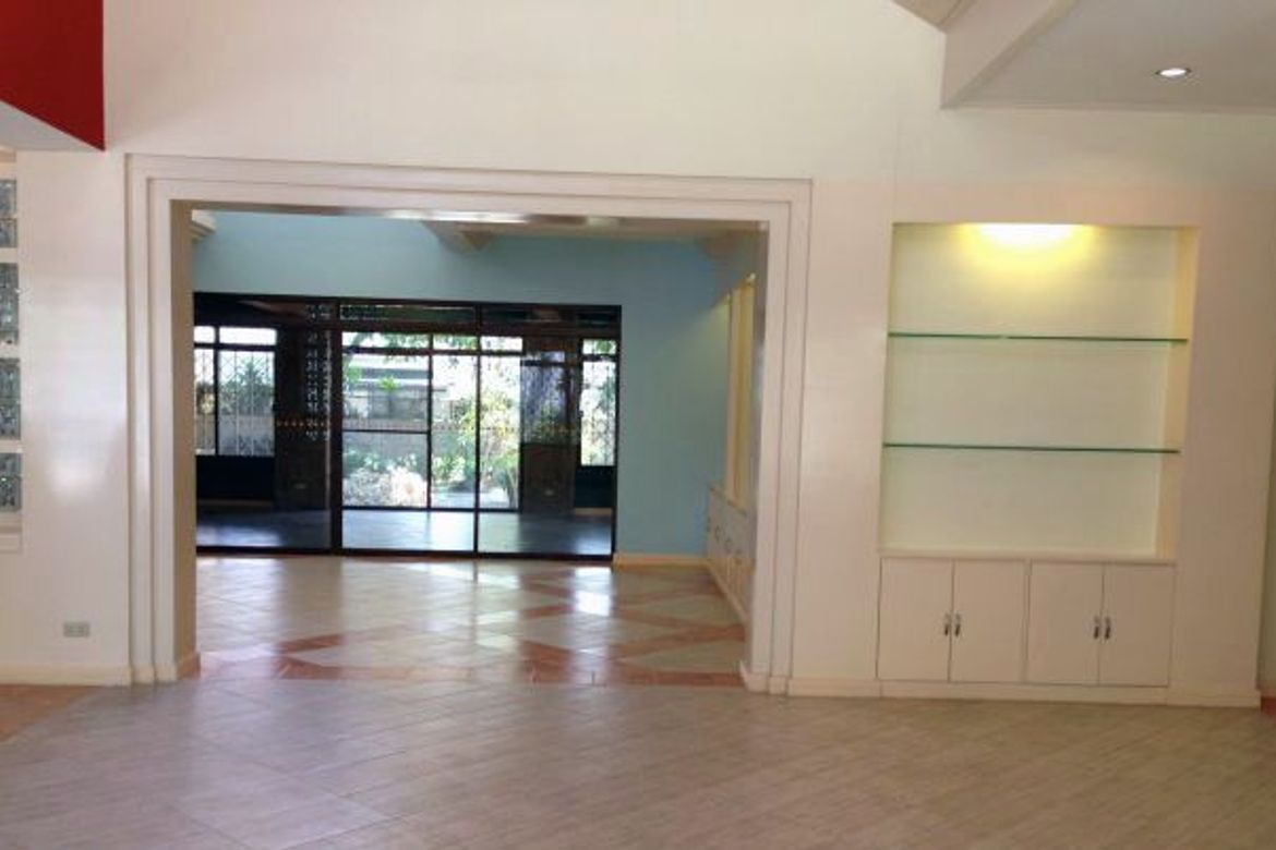 5 Bedroom House for Sale in Urdaneta Village, Bangkal, Makati, Metro Manila near MRT-3 Magallanes – photo 2