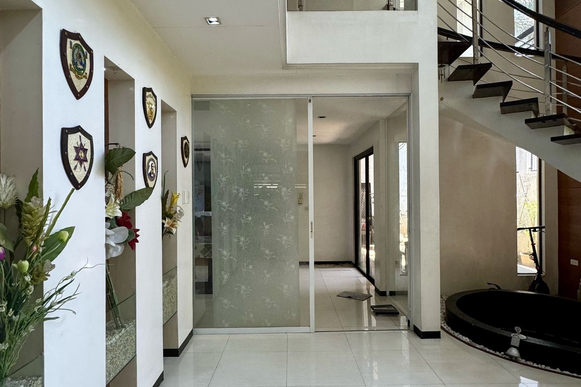 5 Bedroom House for Sale in West Crame, San Juan, Metro Manila near MRT-3 Santolan – photo 3