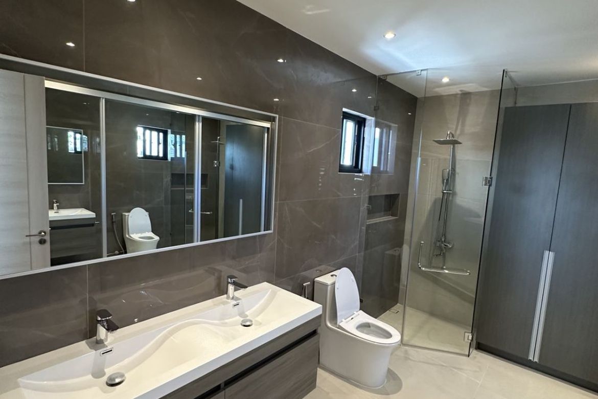 5 Bedroom Townhouse for Sale in Almanza Uno, Las Piñas, Metro Manila – photo 7