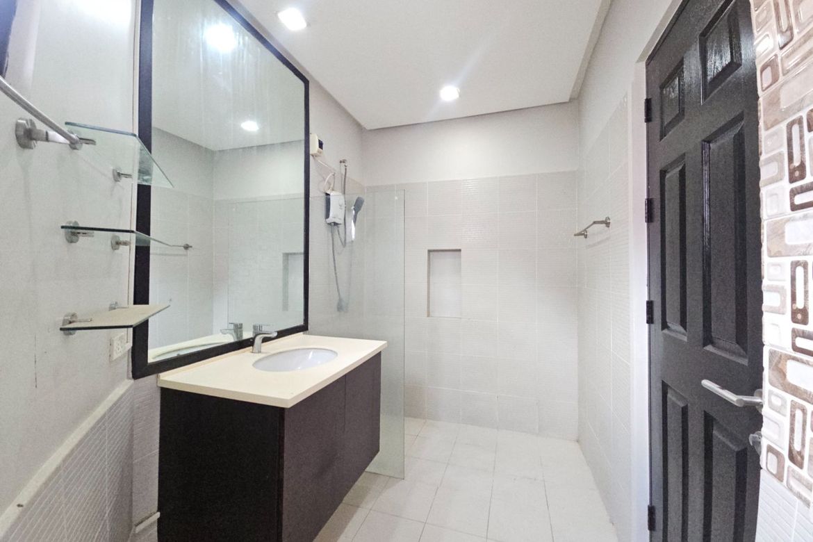 5 Bedroom Townhouse for Sale in BF Homes, Parañaque, Metro Manila – photo 3