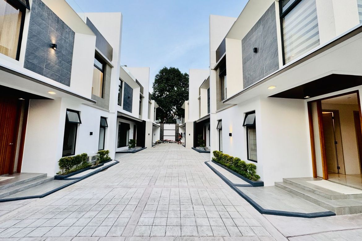 5 Bedroom Townhouse for Sale in BF Homes, Parañaque, Metro Manila