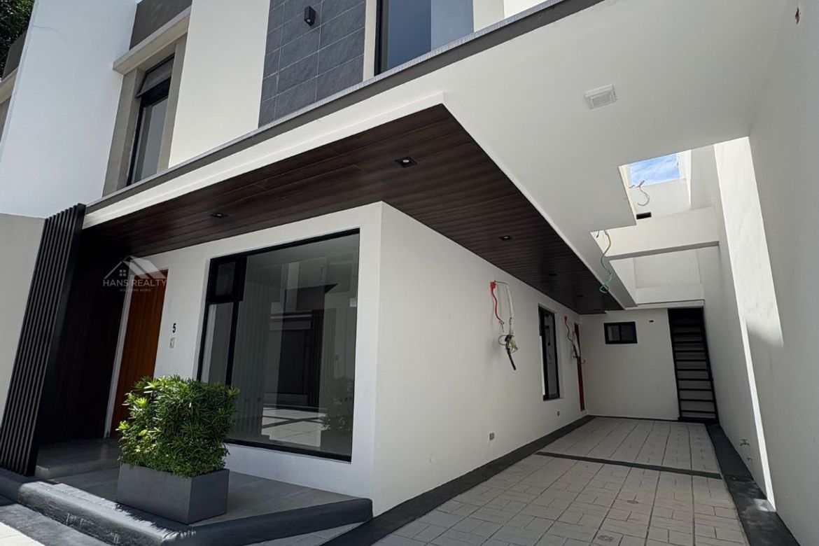 5 Bedroom Townhouse for Sale in BF Homes, Parañaque, Metro Manila