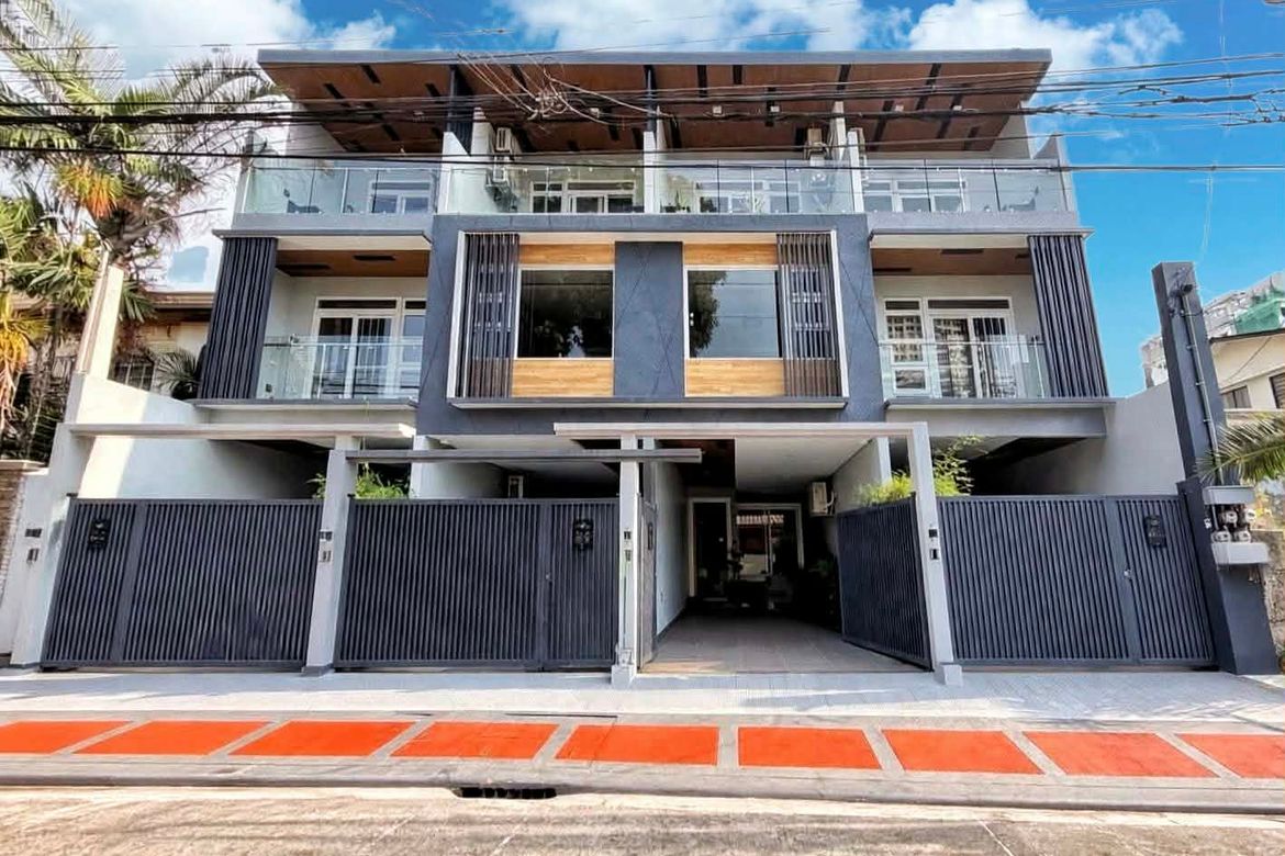 5 Bedroom Townhouse for Sale in Central, Quezon City, Metro Manila